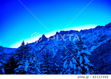 八ヶ岳の雪景色と夜明けのブルーアワ 八ヶ岳の雪景色と夜明けのブルーアワ 83152499