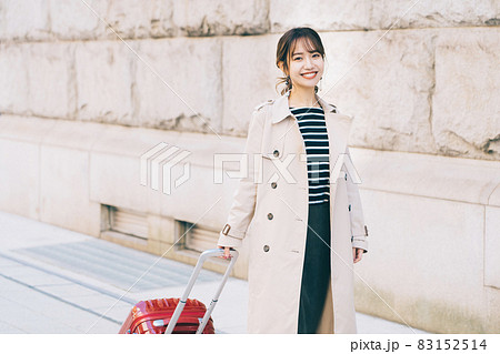 旅行をする女性 83152514