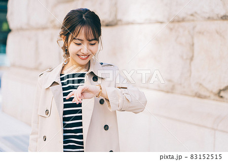 旅行をする女性 旅行をする女性 83152515