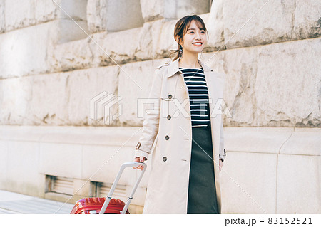旅行をする女性 旅行をする女性 83152521