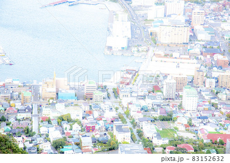 【レタッチ有・水彩画・パステル風】函館山から見える函館市街地（金森赤レンガ倉庫八幡坂方面） 83152632