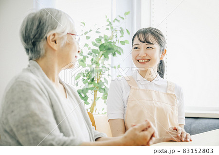 エプロン姿の女性スタッフと高齢者（笑顔） 83152803
