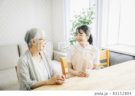 エプロン姿の女性スタッフと高齢者（笑顔） 83152804