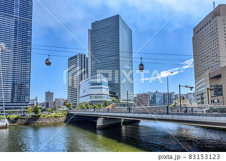 横浜桜木町の都市風景　ロープウェイと高層ビル 83153123