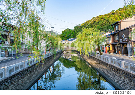 兵庫県豊岡市城崎町　快晴の城崎温泉の町並み 83153436