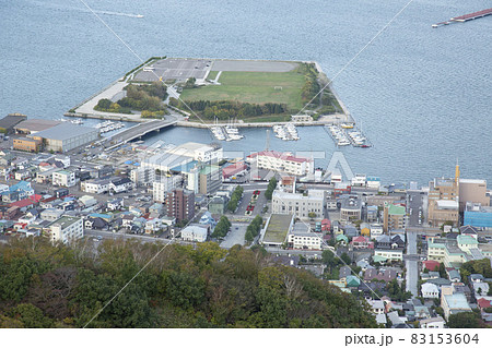 函館山展望台から俯瞰して撮った路面電車(函館どつく5系統) 函館山展望台から俯瞰して撮った路面電車(函館どつく5系統) 83153604
