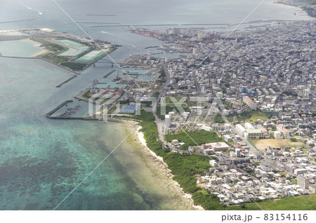 石垣島の市街地と石垣港の空撮 83154116