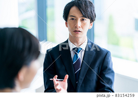 オフィスで商談するビジネスマン 撮影協力「LINK FOREST」 オフィスで商談するビジネスマン 撮影協力「LINK FOREST」 83154259