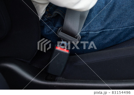 シートベルトをする男性 運転席でシートベルトをする人 シートベルトをする男性 運転席でシートベルトをする人 83154496