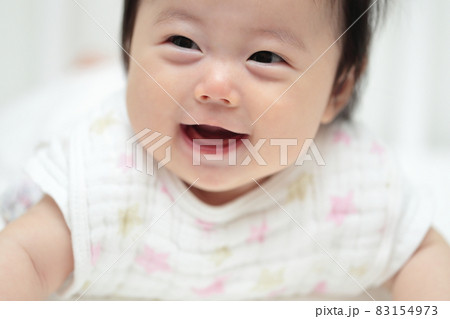 寝返りして遊ぶ0歳4ヶ月の赤ちゃん 83154973