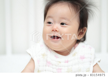 寝返りして遊ぶ0歳4ヶ月の赤ちゃん 83154975