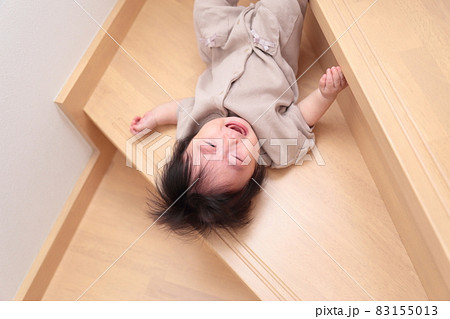 階段から落ちてケガをする生後半年の赤ちゃんのイメージ 階段から落ちてケガをする生後半年の赤ちゃんのイメージ 83155013