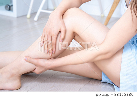 足のケアをする女性の手元【パーツカット】 足のケアをする女性の手元【パーツカット】 83155330