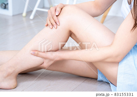 足のケアをする女性の手元【パーツカット】 足のケアをする女性の手元【パーツカット】 83155331