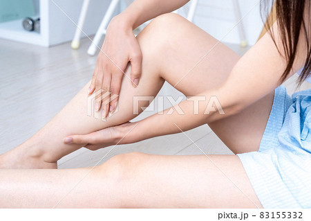 足のケアをする女性の手元【パーツカット】 足のケアをする女性の手元【パーツカット】 83155332