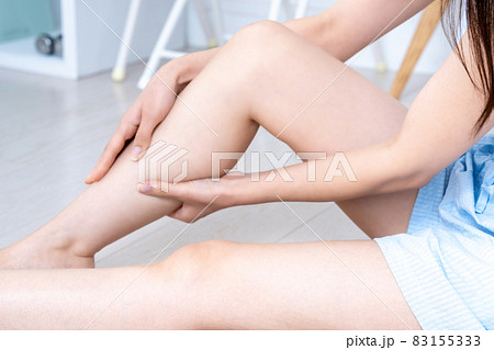 足のケアをする女性の手元【パーツカット】 83155333