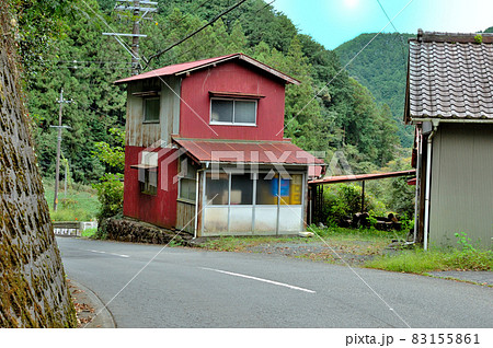 山間傾斜地のカーブの家 83155861