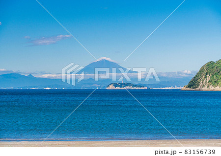 （神奈川県）逗子海岸から望む富士山 83156739