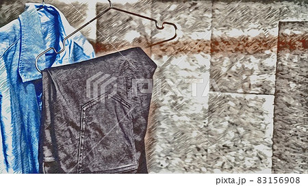 シャツとパンツがハンガーにかかっている 83156908