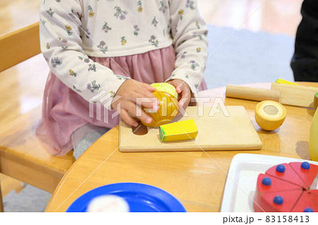 おままごとをしている子ども 83158413