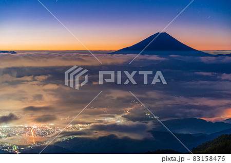 (山梨県)夜明け前の甲府盆地・雲海・富士山 (山梨県)夜明け前の甲府盆地・雲海・富士山 83158476