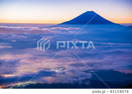 （山梨県）夜明け前の甲府盆地・雲海・富士山 83158478
