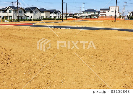 街の再開発　建設前の新興住宅街 83159848