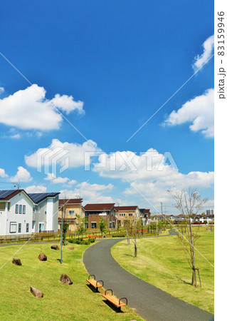 爽やかな青空の街並みと公園風景 83159946
