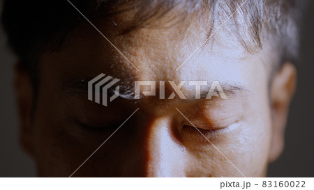 目を閉じる中年男性 83160022