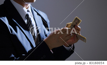 お札を数える中年ビジネスマン（ビジネス・金融） 83160054
