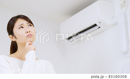 エアコンについて考える女性. 83160308
