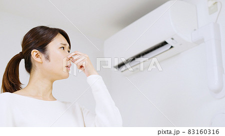 エアコンの埃・カビの臭いが気になる女性.. 83160316