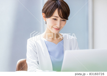 オフィスでデスクワークをしているビジネスウーマン 83160726
