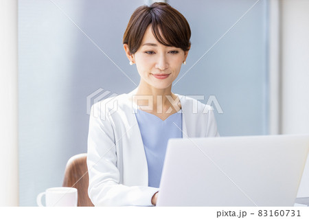 オフィスでデスクワークをしているビジネスウーマン 83160731