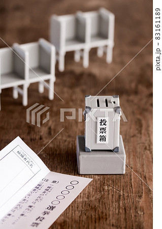 投票用紙とミニチュアの投票箱、投票記載台 投票用紙とミニチュアの投票箱、投票記載台 83161189