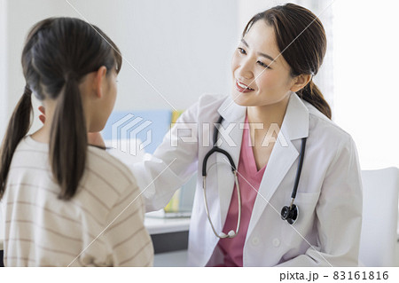 子供を診察する医師 子供を診察する医師 83161816