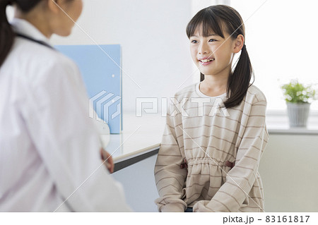 診察を受ける女の子 83161817