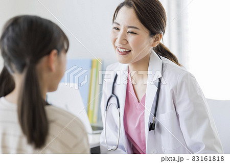 子供を診察する医師 83161818