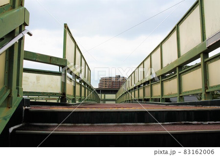 歩道橋の先に見えるマンション 83162006