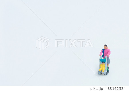 ベビーカーを押す女性 ベビーカーを押す女性 83162524
