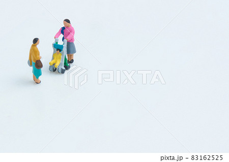 ベビーカーを押す女性と隣人 83162525