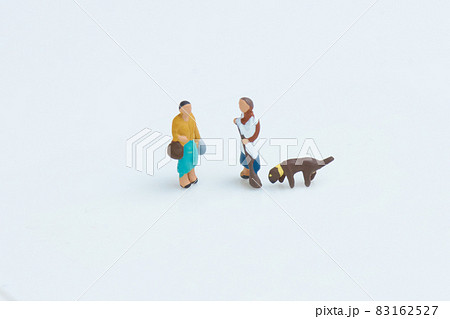 近所の人と挨拶 近所の人と挨拶 83162527