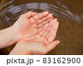温泉をすくう手 83162900