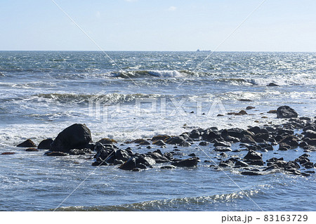 千葉県　銚子市　犬吠埼　岩と波 83163729