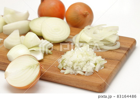 いろいろな切り方の玉ねぎ いろいろな切り方の玉ねぎ 83164486