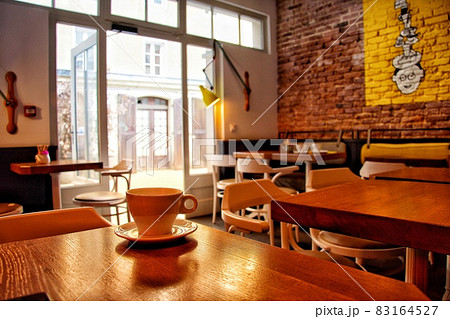 おしゃれなカフェでコーヒー休憩 83164527