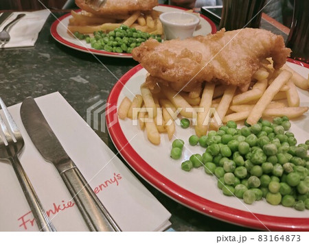 エディンバラのフィッシュ・アンド・チップス  fish-and-chips in Edinburgh 83164873