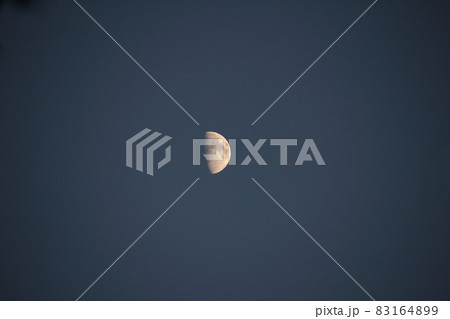 夕暮れ時に色づいた月が空に浮かんでいた。月は人類を呼んでいる?身近かな宇宙で兄弟の星? 夕暮れ時に色づいた月が空に浮かんでいた。月は人類を呼んでいる?身近かな宇宙で兄弟の星? 83164899