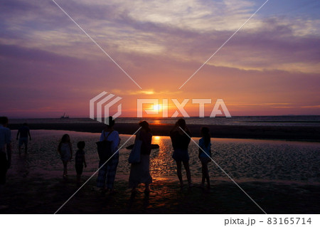 真玉海岸の夕日　シルエット　人物 83165714