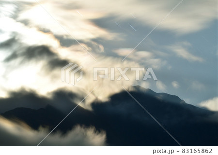 北杜市白州町、流れる星、雲巻く甲斐駒山頂（長時間露光） 83165862